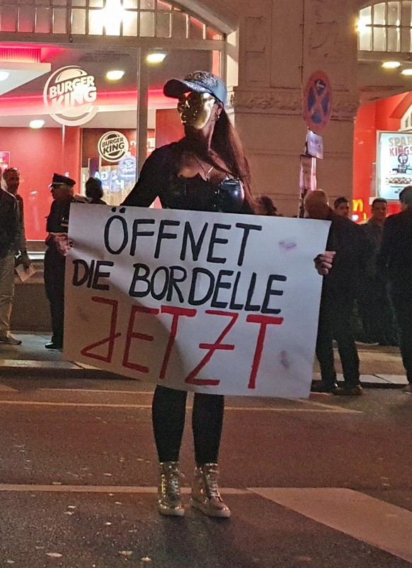 Direkt vor der bekannten Davidswache demonstrierte Jenny gegen das Berufsverbot für Sexarbeiter.