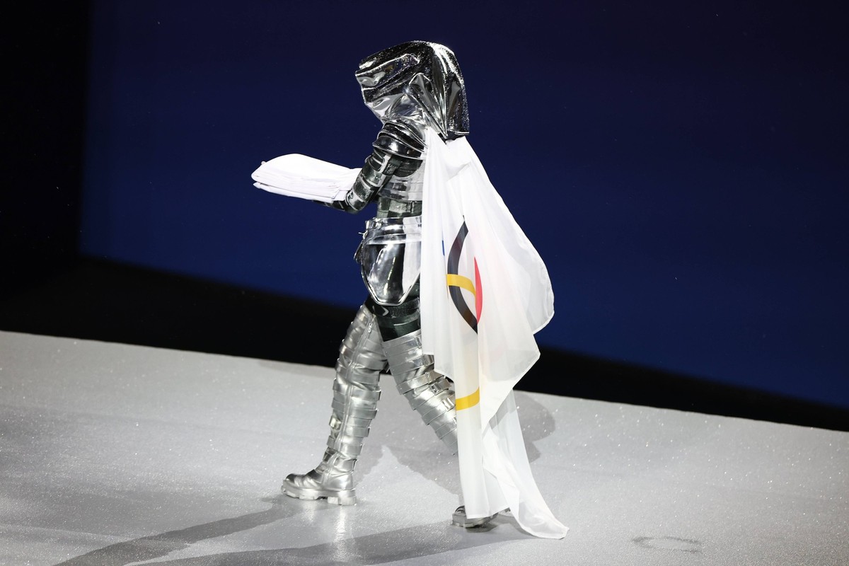 - Opening Ceremony of the Paris 2024 Olympic Games, Olympische Spiele, Olympia, OS - 26/07/2024 - France / Ile-de-France region / Paris - arrival of the Olympic flag at the Trocadero. Paris Olympic Ga ...