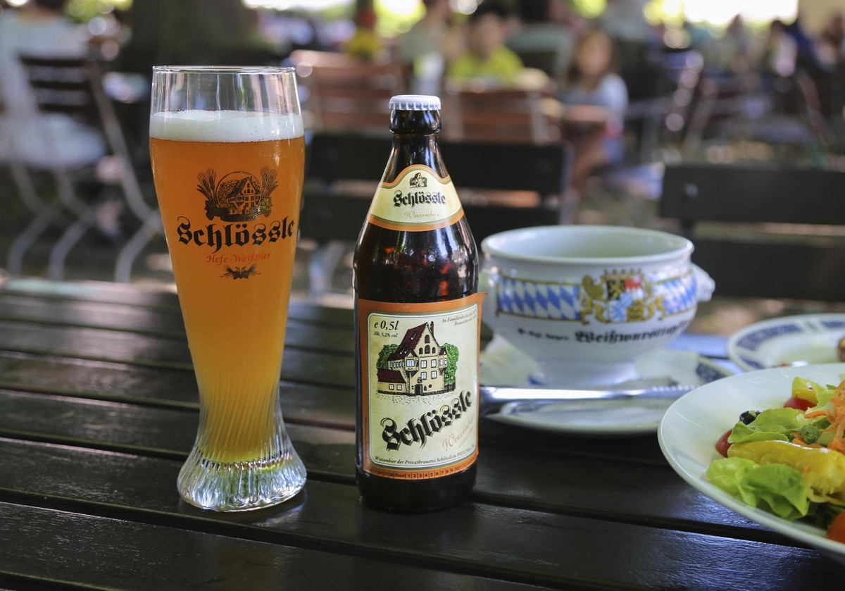 Weizenbier, Hefeweizen, Bauernsalat, hinten Weißwurstterrine, Biergarten, Brauerei-Gasthaus Schlössle, Wirtshaus, Traditionsgaststätte, Neu-Ulm, Offenhausen, Bayern, Deutschland, Europa *** Wheat beer ...