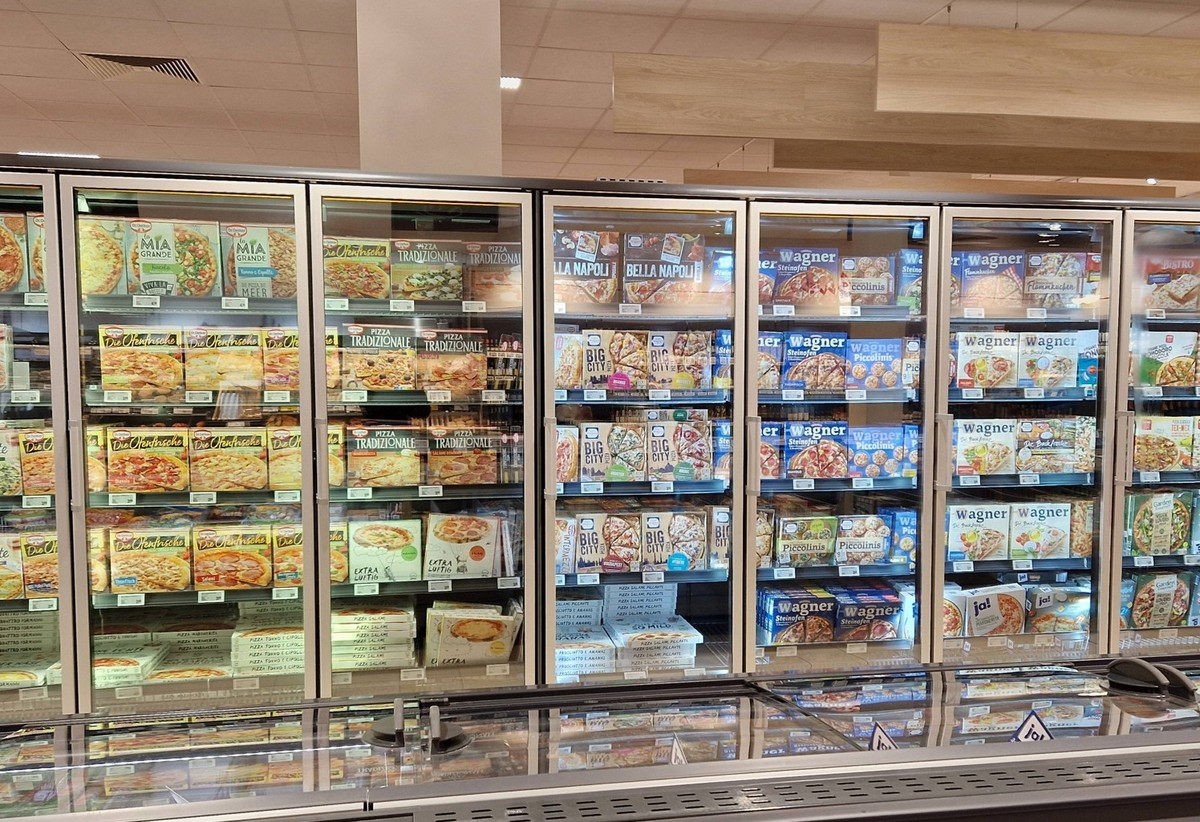Selters Themenfoto: Nahrung, Konsum, Versorgung, Supermarkt, 17.01.2023 Verschiedene Pizzaprodukte in einer Kühlregalanlage in einem Supermarkt, Themenfoto: Nahrung, Konsum, Versorgung, Supermarkt, 17 ...