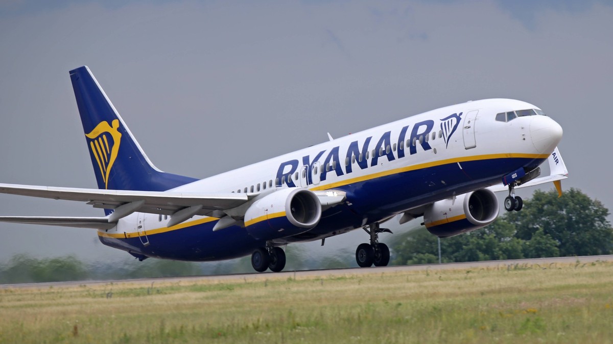 Ein Passagierflugzeug der Fluggesellschaft Ryanair vom Typ Boeing 737 MAX 8-200 mit der Kennung 9H-VVJ startet vom Flughafen Berlin-Brandenburg BER. Ein Passagierflugzeug der Fluggesellschaft Ryanair ...