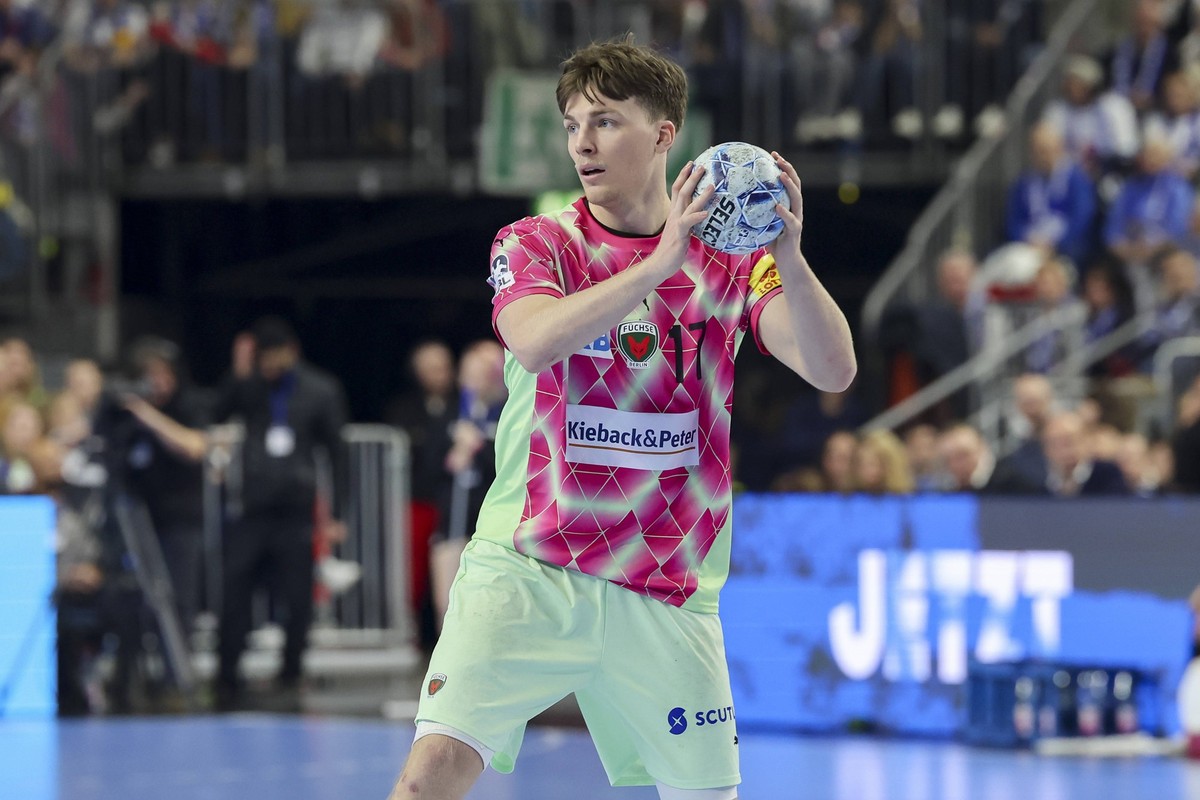 Nils Lichtlein Fuechse Berlin kontrolliert den Ball, Daikin Handball-Bundesliga, VfL Gummersbach vs Fuechse Berlin, Lanxess Arena am 26. December 2024 in Koeln, Deutschland. Foto von Marco Steinbrenne ...