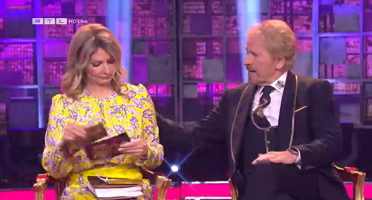 Minutenlang streichelt Thomas Gottschalk seiner Kollegin Frauke Ludowig den Rücken.