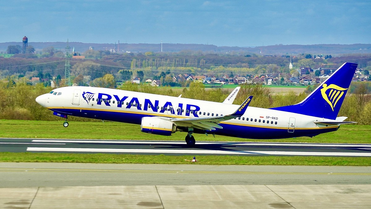 Start einer Boing 737 der Billigfluggesellschaft Ryanair am Flughafen Dortmund Wickede auf der Piste mit Passagieren Impression Symbolbild f
