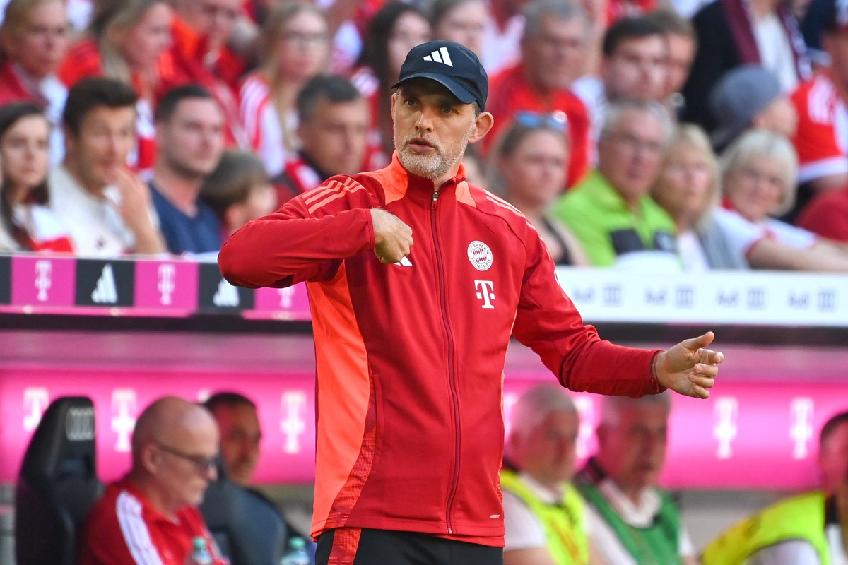 Trainer Thomas TUCHEL Bayern Muenchen, Gestik, Einzelbild,angeschnittenes Einzelmotiv,Halbfigur,halbe Figur. Fussball 1. Bundesliga Saison 2023/2024, 33.Spieltag, Spieltag33, FC Bayern Muenchen - VFL  ...
