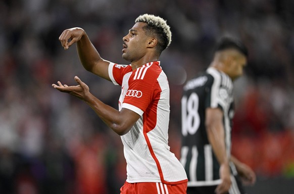 Sport Bilder des Tages TOR zum 2:0 Serge Gnabry FC Bayern Muenchen FCB 07 Torjubel Tasse Enttaeuschung bei Casemiro Manchester United, ManU ManU 18 FC Bayern Muenchen FCB vs Manchester United ManUnite ...