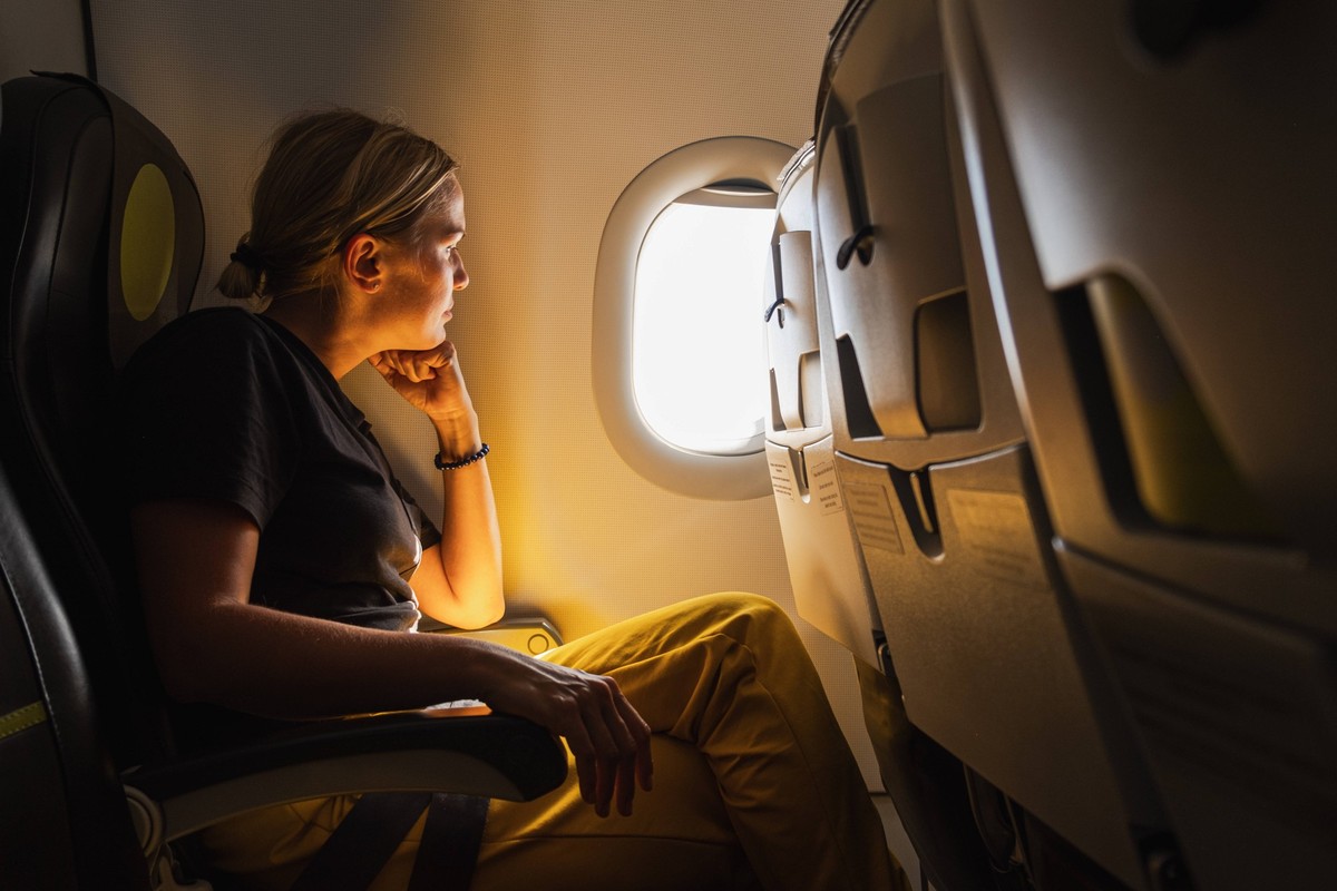 Happy Passagier Frau fliegt im Flugzeug. M
