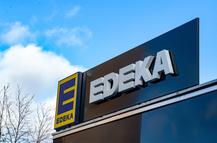 ARCHIV - 05.11.2020, Berlin: Das Logo vom Einzelhändler Edeka. Im Streit zwischen dem Getränkehersteller Coca-Cola und Edeka um Einkaufspreise hat der Lebensmittelhändler den kürzeren gezogen. (zu dpa ...