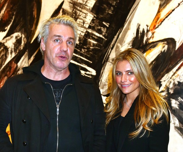 Till Lindemann von Rammstein mit Freundin Sophia Thomalla / bei der Ausstellungseroeffnung - K.O. Goetz in der Neuen Nationalgalerie in Berlin. Zu seinem 100. Geburtstag ehrt die Berliner Neue Nationa ...