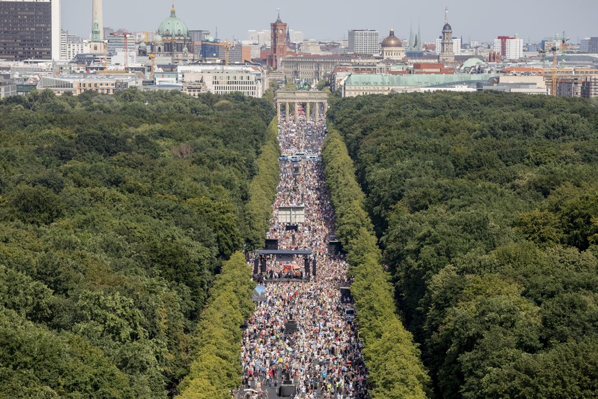 dpatopbilder - 01.08.2020, Berlin: Dicht gedrängt und ohne die Abstandsregeln zu beachten stehen Tausende bei einer Kundgebung gegen die Corona-Beschränkungen auf der Straße des 17. Juni. Zu der Demon ...