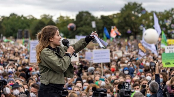 BERLIN, GERMANY - SEPTEMBER 24: German Climate activist Luisa Neubauer speaks at a large-scale climate strike march by Fridays for Future in front of the Reichstag on September 24, 2021 in Berlin, Ger ...