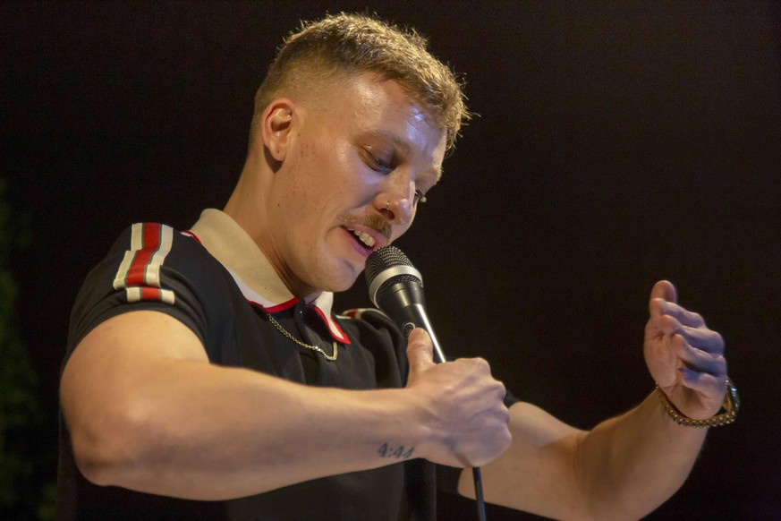 Felix Manuel Lobrecht der deutscher Stand-Up-Comedian, bei seinem Auftritt auf der Buehne bei The Wall Comedy Berlin am 09.Januar 2022 in Berlin