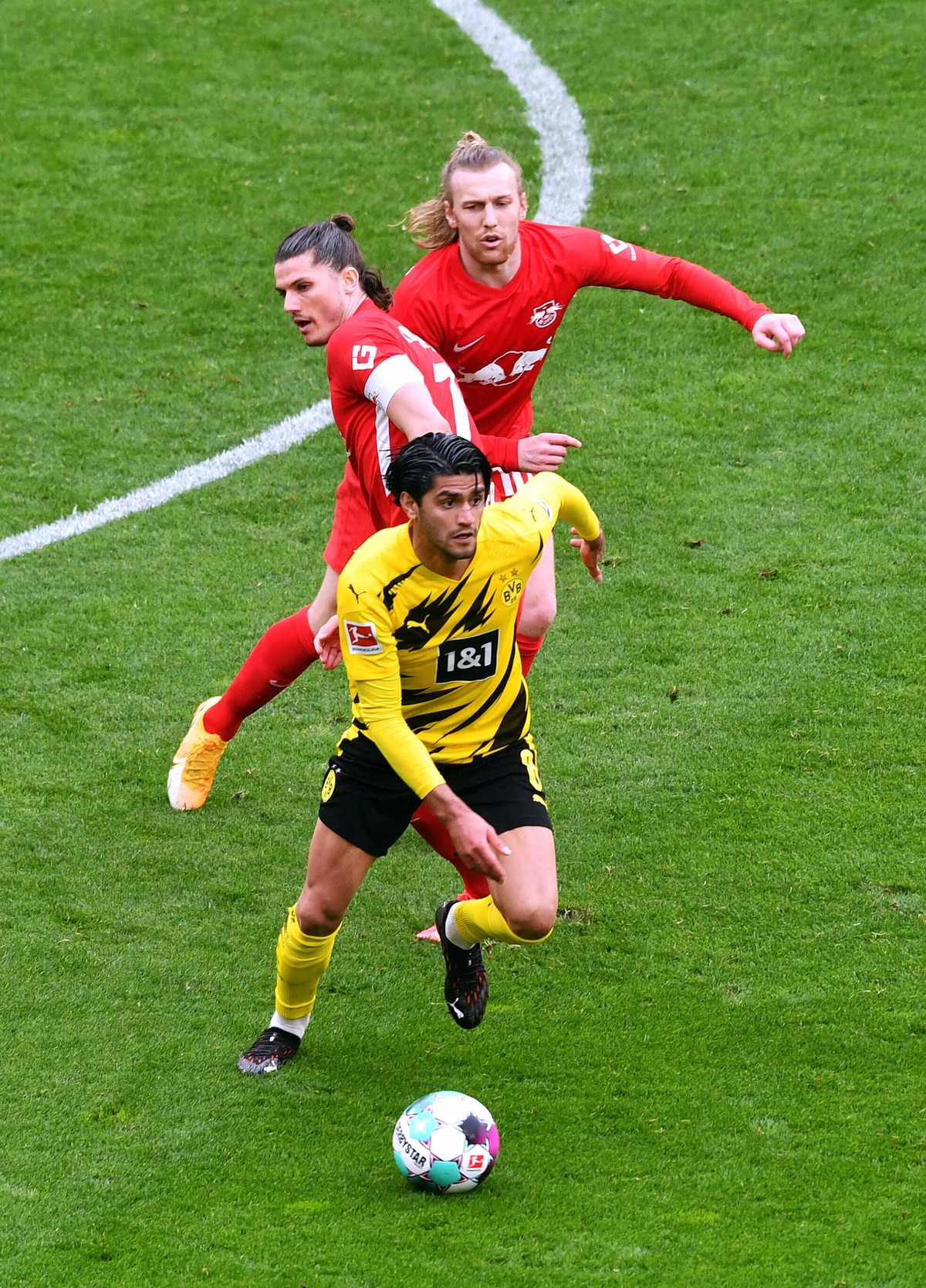1. BUNDESLIGA BOR. DORTMUND - RB LEIPZIG Mahmoud Dahoud BVB, Marcel Sabitzer RBL, Emil Forsberg RBL. Aktion 08.05.2021, Fussball GER, Saison 20/21, 1. Bundesliga, 32. Spieltag, Signal Iduna Park, Bor. ...