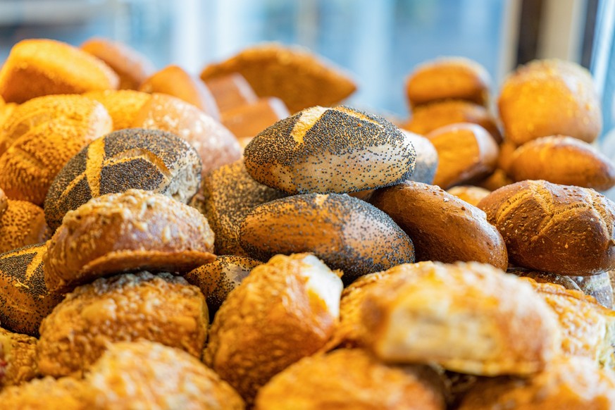 ARCHIV - 30.04.2021, Niedersachsen, Oldenburg: Unterschiedliche Backwaren liegen in einer Bäckerei. (Illustration zu dpa: «Aktionswoche gegen Lebensmittelverschwendung startet») Foto: Mohssen Assanimo ...