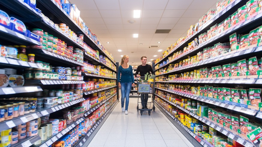 ILLUSTRATION - Zum Themendienst-Bericht vom 8. August 2022: Oft lohnt es sich im Supermarkt Produkte zu vergleichen - wer sparen will, sollte aber nicht nur auf die Preisschilder schauen. Foto: Benjam ...