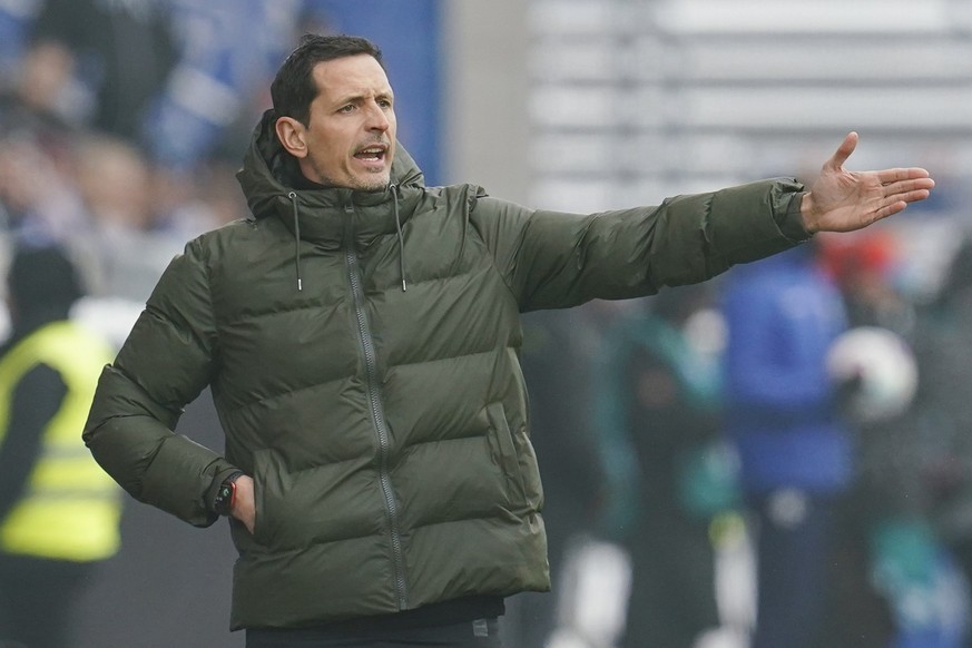 20.01.2024, Hessen, Darmstadt: Fußball: Bundesliga, SV Darmstadt 98 - Eintracht Frankfurt, 18. Spieltag, Merck-Stadion am Böllenfalltor. Frankfurts Trainer Dino Toppmöller gestikuliert. Foto: Uwe Ansp ...