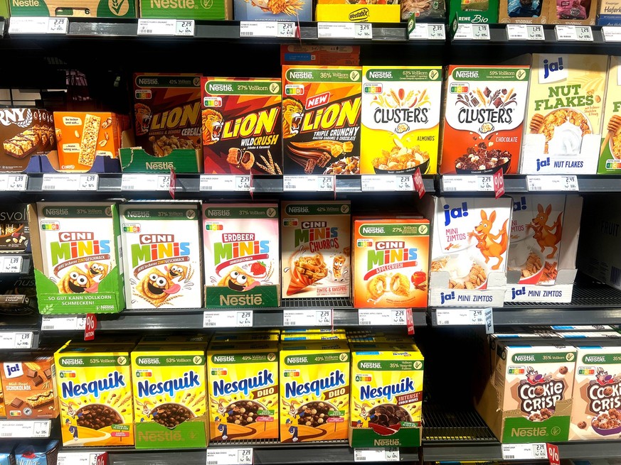 Regal mit Cornflakes im Supermarkt Verschiedene Packungen von Fr