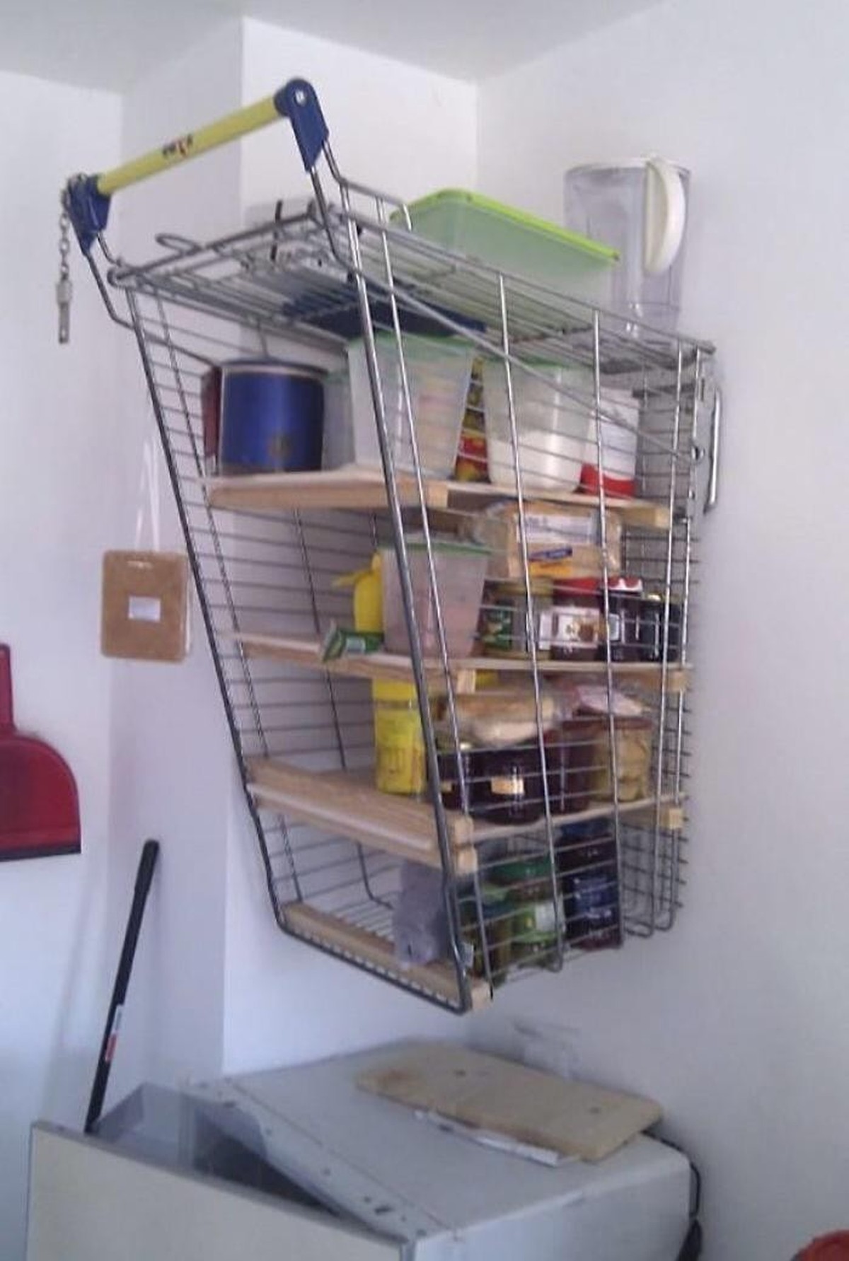 Um dem eigenen Zuhause eine persönliche Note zu verleihen, kommt so mancher auf kuriose DIY-Ideen. Der Einkaufswagen-SchrankPasst thematisch auch perfekt für den Inhalt.