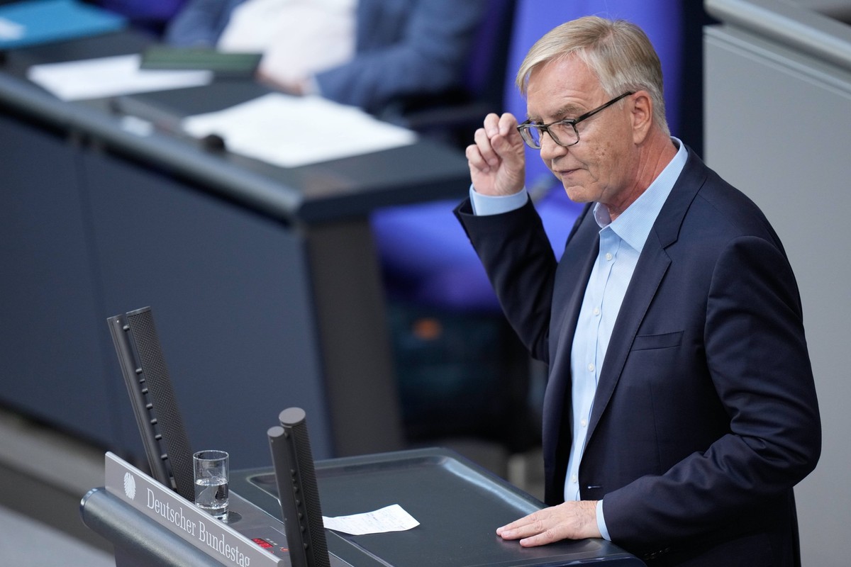 Deutscher Bundestag, 116. Plenarsitzung Dr. Dietmar Bartsch Linke im Portrait bei seiner Rede zum Beschluss des Bundesverfassungsgerichts zum Gebaeudeenergiegesetz bei der 116. Sitzung des Deutschen B ...