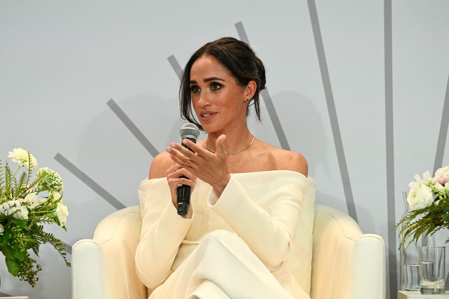 NEW YORK, NEW YORK - OCTOBER 10: Meghan, Duchess of Sussex speaks onstage at The Archewell Foundation Parents’ Summit: Mental Wellness in the Digital Age during Project Healthy Minds&#039; World Menta ...