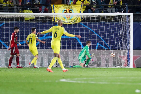 Beim Tor von Arnaut Danjuma (nicht im Bild) kann Manuel Neuer (r.) dem Ball nur hinterhergucken