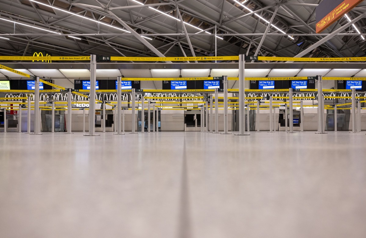 31.01.2024, Nordrhein-Westfalen, Köln: Der Bereich des Check-In Schalter im Flughafen Köln/Bonn ist menschenleer. Die Gewerkschaft Verdi hat die Belegschaften der privaten Sicherheitsunternehmen an el ...