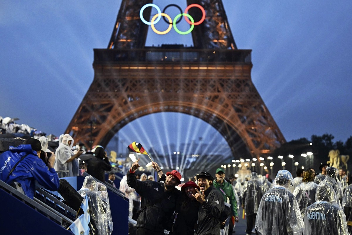 dpatopbilder - 26.07.2024, Frankreich, Paris: Olympia, Paris 2024, Eröffnungsfeier der Olympischen Sommerspiele, Mitglieder der deutschen Delegation kommen am Trocadero an, während der Eiffelturm und  ...