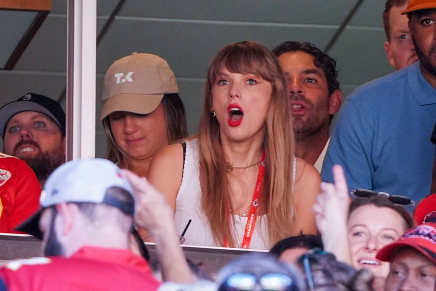 NFL, American Football Herren, USA Chicago Bears at Kansas City Chiefs Sep 24, 2023 Kansas City, Missouri, USA Taylor Swift reacts while watching the Kansas City Chiefs vs Chicago Bears game during th ...