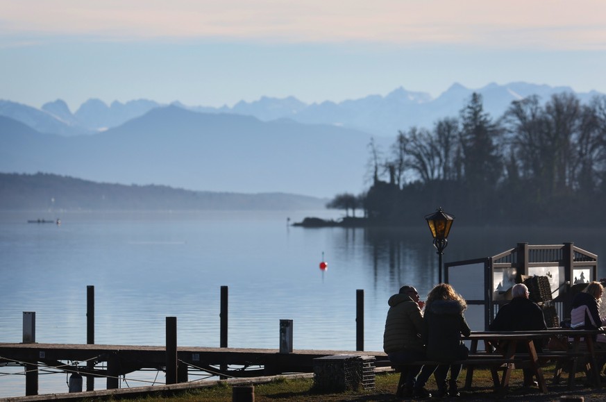 01.01.2023, Bayern, Feldafing: Menschen genie