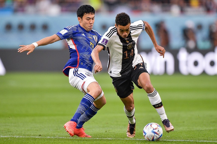 AR-RAYYAN, QATAR - NOVEMBER 23: Wataru Endo of Japan battles for the ball with Jamal Musiala of Germany during the Group E Germany vs. Japan, Football/Fussball, FIFA, World Cup Qatar 2022/Weltmeisters ...