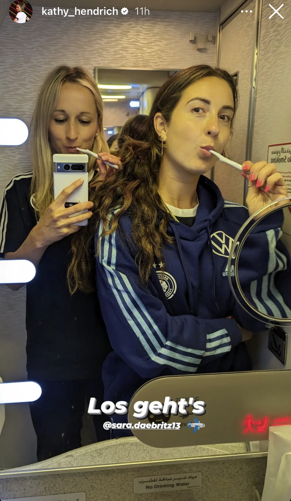 Kathy Hendrich und Sara Däbritz machten Selfies beim Zähneputzen.