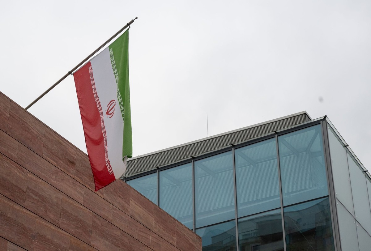 31.10.2024, Hessen, Frankfurt/Main: Das Generalkonsulat der Islamischen Republik Iran in Frankfurt. Als Reaktion auf die Hinrichtung des deutsch-iranischen Doppelstaatsbürgers Sharmahd schließt die Bu ...