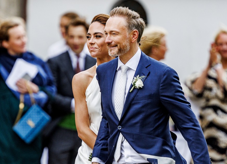 09.07.2022, Schleswig-Holstein, Keitum/Sylt: Bundesfinanzminister Christian Lindner (FDP) und seine Frau Franca Lehfeldt kommen nach der kirchlichen Trauung aus der Kirche St. Severin und steigen in e ...