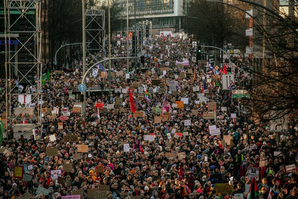 Hamburg-No-AFD-Germany 01/28/2024 Hamburg, Germany. 100,000 protesters gather on Sunday in Hamburg for a large demonstration against the AfD Alternative for Germany and right-wing extremism in the cou ...