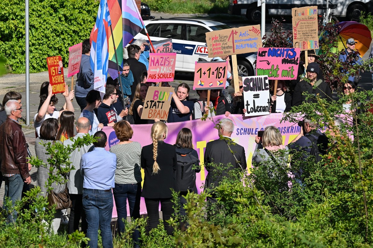 09.05.2023, Brandenburg, Cottbus: Teilnehmer der Demonstration �Vielfalt statt Einfalt - Schule ohne Diskriminierung� stehen mit Schildern und Plakaten vor dem Schulamt in Cottbus. Organisiert wurde d ...