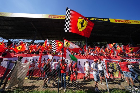 11.09.2022, Italien, Monza: Motorsport: Formel-1-Weltmeisterschaft, Grand Prix von Italien: Ferrari-Fans schwenken Fahnen auf der Trib�ne. Foto: David Davies/PA Wire/dpa +++ dpa-Bildfunk +++