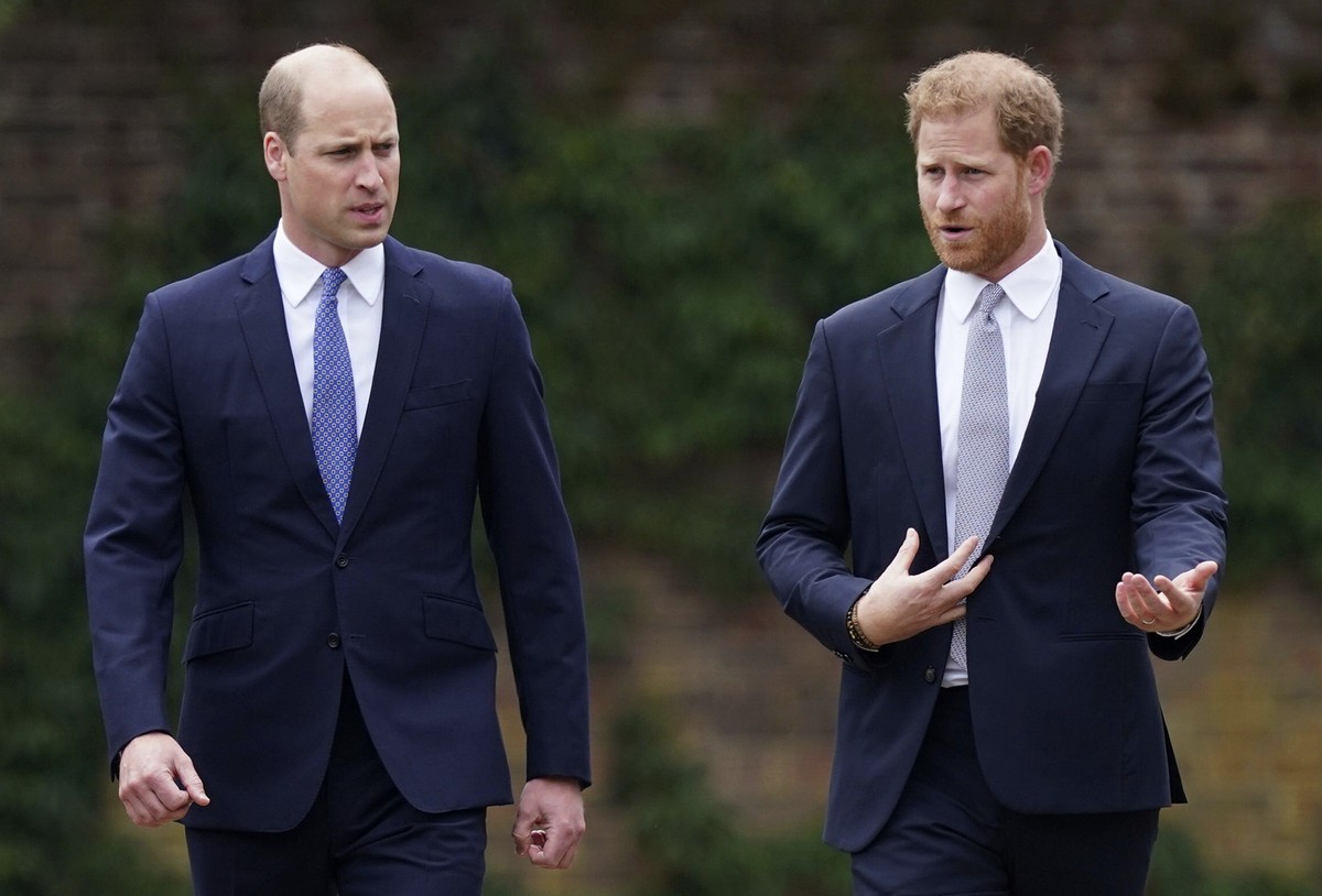 ARCHIV - 01.07.2021, Großbritannien, London: Die britischen Prinzen William (l) und Harry kommen zur Enthüllung der Statue ihrer Mutter Diana im Sunken Garden des Kensington-Palastes. (zu dpa «Eklat u ...