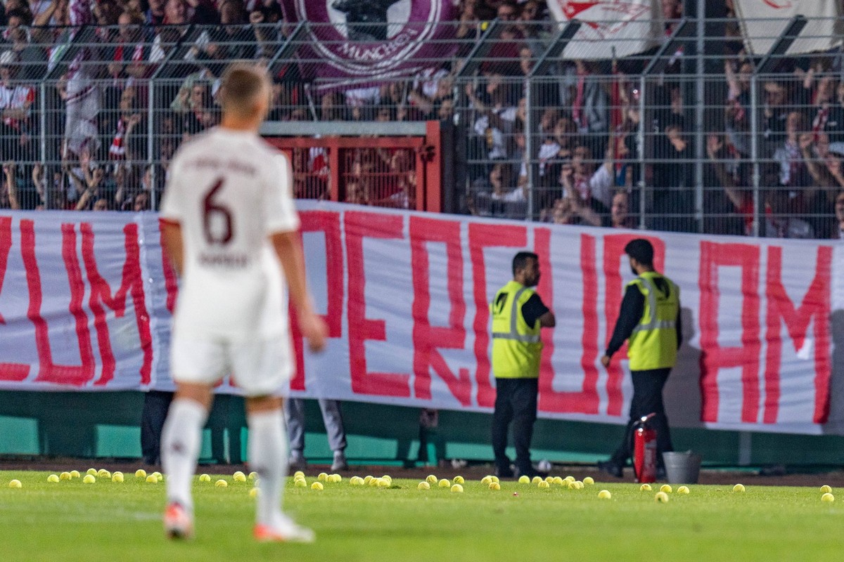 Alphonso Davies FC Bayern Muenchen, 19 Tennisball, Tennisbaelle ,Joshua Kimmich FC Bayern Muenchen, 6 SC Preussen Muenster vs. FC Bayern Muenchen , Fussball, DFB Pokal, 1. Runde, 26.09.2023 DFL REGULA ...