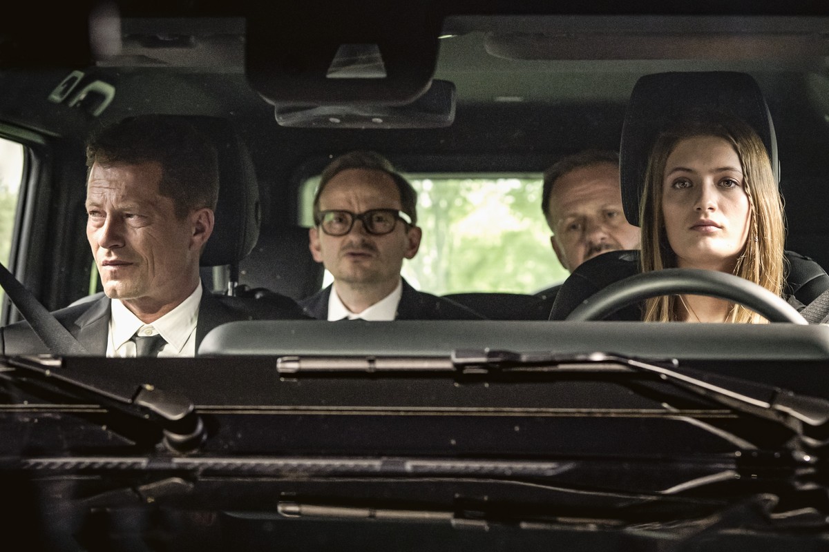 Til und Lilli Schweiger spielen nach "Klassentreffen" auch in "Die Hochzeit" Teenie-Tochter und Stiefvater in spe.