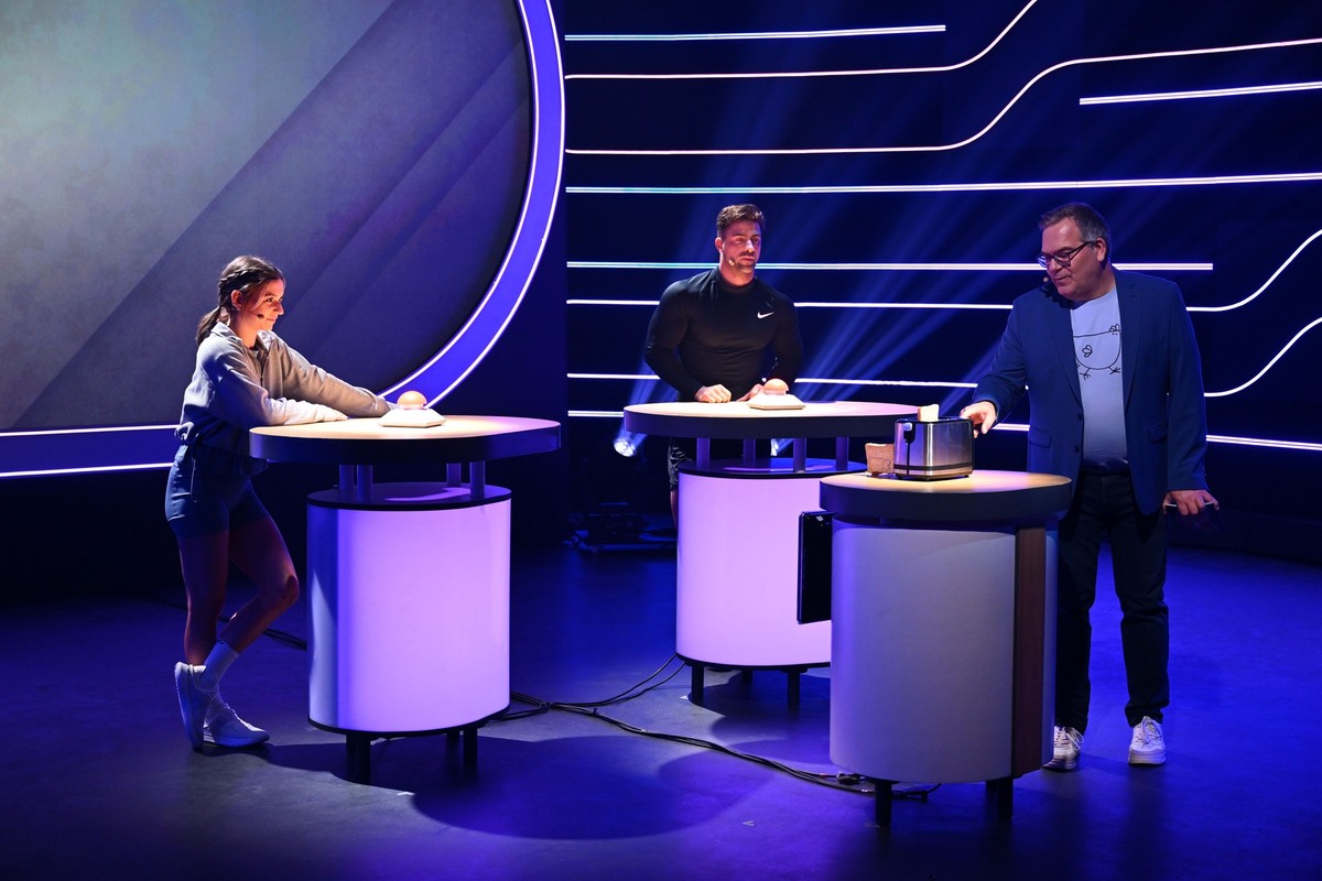 V.l.: Jana Wosnitza, Tobias Wegener und Moderator Elton

+++ Die Verwendung des sendungsbezogenen Materials ist nur mit dem Hinweis und Verlinkung auf RTL+ gestattet. +++