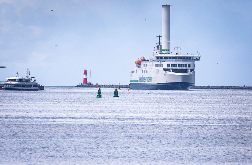 PRODUKTION - 01.08.2023, Mecklenburg-Vorpommern, Rostock: Das Fährschiff &quot;Berlin&quot; der Reederei Scandlines steuert den Fährhafen an. Das Schiff verkehrt mehrmals täglich zwischen Rostock und  ...