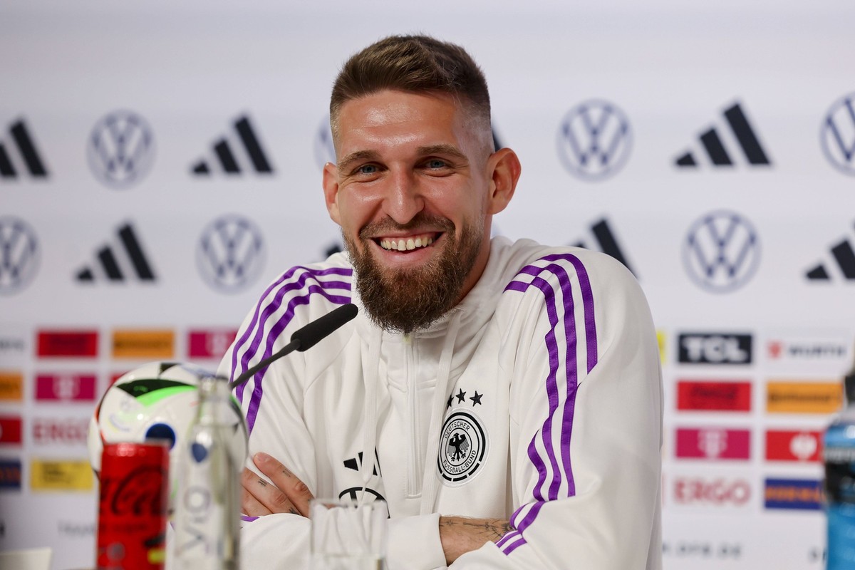 Sport Bilder des Tages Robert Andrich lacht, Pressekonferenz Tag 4, Trainingslager der deutschen Natiionalmannschaft, Schloss, 30.05.2024, Blankenhain, Deutschland. *** Robert Andrich laughs, press co ...