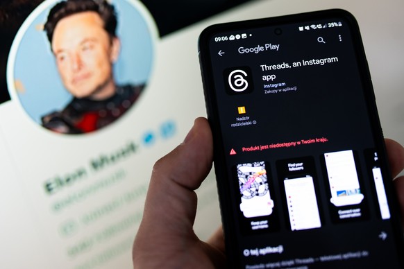 04.07.2023, Polen, Nysa: Die neue Threads-App wird im Google Playstore auf einem Smartphone angezeigt, neben einer Seite aus den sozialen Netzwerken (Twitter), die den Twitter-Eigner Musk zeigt. Der F ...