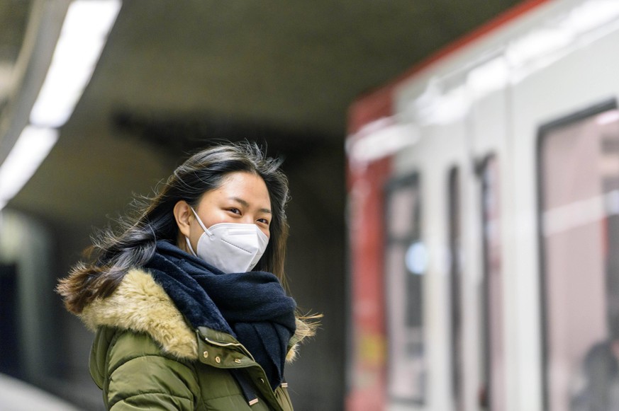 Die FFP2-Maskenpflicht gilt für öffentliche Nahverkehrsmittel wie Busse und Bahnen einschließlich Bahnhöfe und Haltestellen sowie für den Einzelhandel in Bayern. Im Bild U-Bahn Haltestelle Schoppersho ...