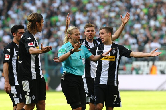 07.04.2018, xkvx, Fussball 1.Bundesliga, Borussia Moenchengladbach - Hertha BSC Berlin, emspor v.l. Jannik Vestergaard (Borussia Moenchengladbach), Patrick Herrmann (Borussia Moenchengladbach) / Schie ...