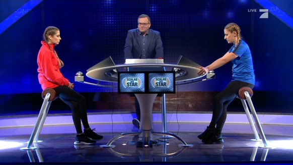 Die ähnlich frisierten Kandidatinnen Cathy Hummels (l.) und Stefanie Hertel mit Moderator Elton.