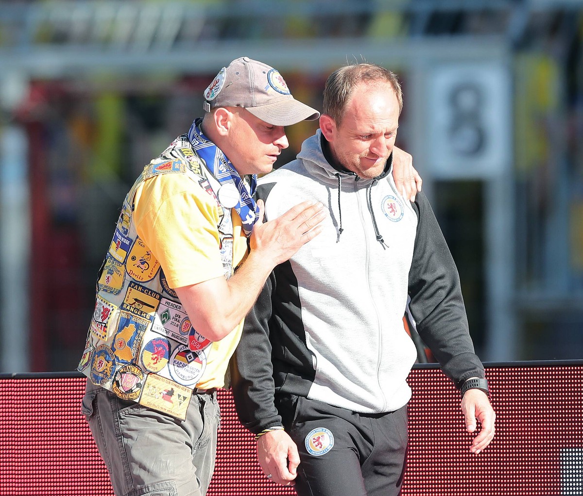Trainer Torsten Lieberknecht (Eintracht Braunschweig) nach dem Spiel mit einem Fan *** Coach Torsten Lieberknecht Eintracht Braunschweig after playing with a fan
