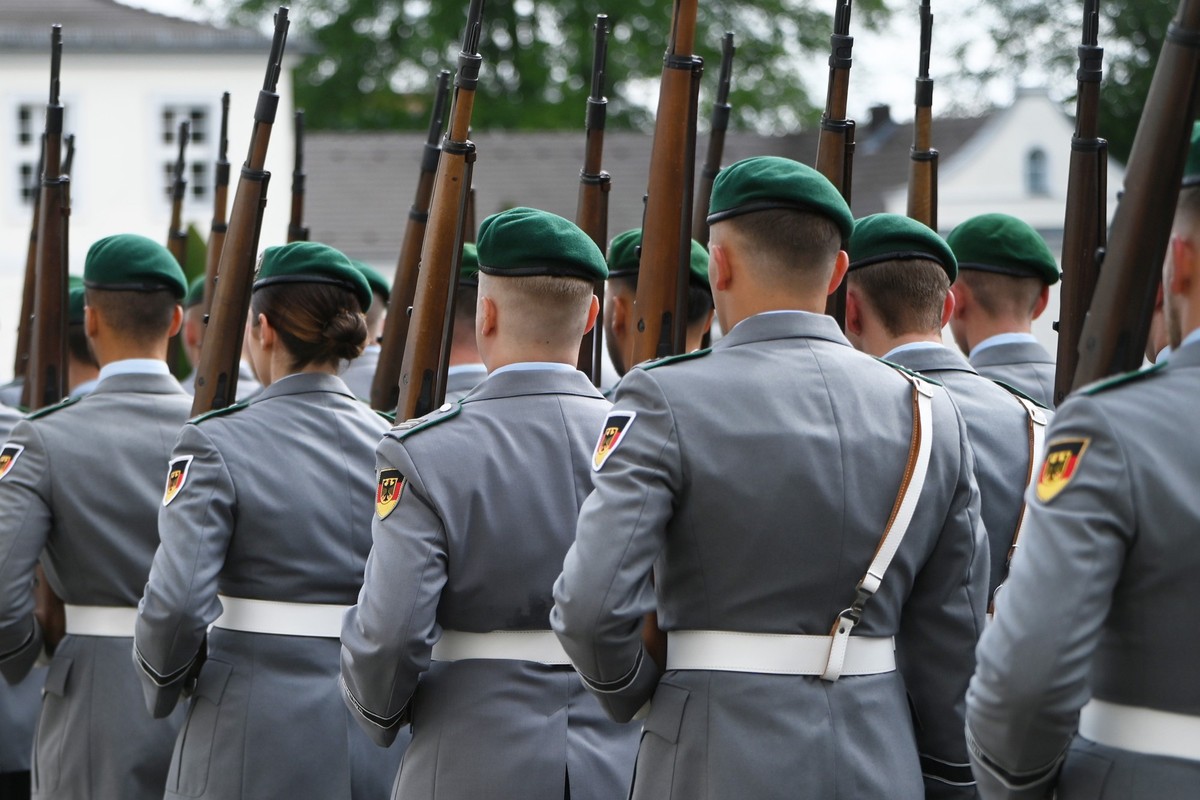 ARCHIV - 22.07.2025, NA, Berlin: Soldatinnen und Soldaten der Bundeswehr marschieren bei einer militärischen Zeremonie vor dem Schloss Bellevue in Berlin. Anlass ist die Akkreditierung neuer Botschaft ...