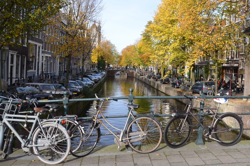 ARCHIV - 25.10.2015, Niederlande, Amsterdam: Fahrräder stehen an einem Kanal in Amsterdam. Das Fahrrad ist weg - wo mag es nun sein? So manches Diebstahlopfer hat sich das wohl schon gefragt. Für Amst ...