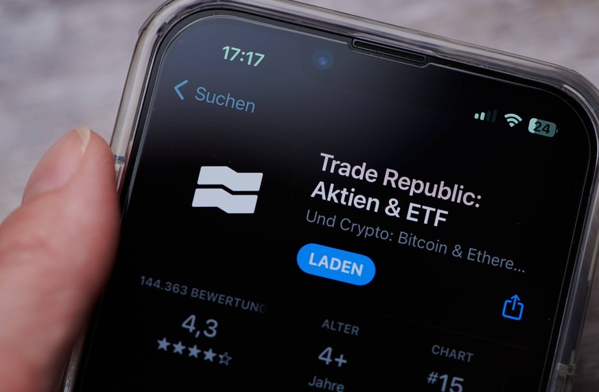 Mainz, Deutschland - 02. August 2023: Icon der Trade Republic App auf einem deutschen Smartphone im App Store *** Mainz, Germany 02 August 2023 Icon the Trade Republic App at a Germans Smartphone at A ...